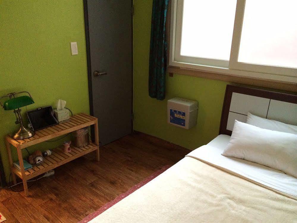 Backpackers In Jeju City Center Kültér fotó